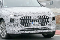 車名は「Q9」で決定!? アウディ最高級SUVの巨大グリル&ボディをスクープ 画像
