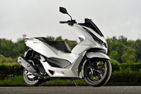 【ホンダ PCX 試乗】見た目のチャラさとは裏腹な「縁の下の力持ち」…伊丹孝裕 画像