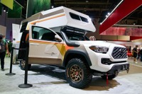 『タコジラ』登場?! タコマTRDスポーツ のキャンピングカー…SEMA 2021 画像