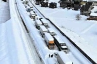 大雪による大型車の立ち往生 国交省が対策 画像
