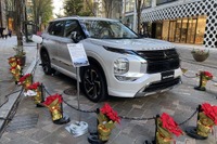 新型 アウトランダーPHEV、Xmasツリーを点灯…東京都心で社会実験 12月2日から 画像