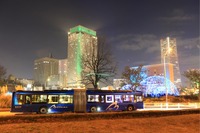 「ベイサイドブルー」と「あかいくつ」、イルミネーション仕様で夜の横浜を走る 画像