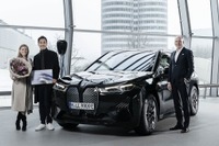 BMW、100万台目の電動車両を引き渡し…新世代EVの『iX』 画像