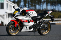 赤のスピードブロックが映える！ヤマハ『YZF-R7』WGP参戦60周年カラーにシビれる［詳細画像］ 画像