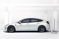 テスラの純利益は7.6倍に、EV販売が新記録 2021年通期決算 画像