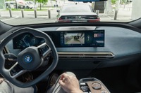 BMWの電動SUV『iX』、新開発の自動駐車システム初設定 3月から欧州で 画像
