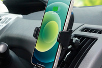 スマホを近づけるだけでホールド+充電開始…車載用ホルダー 画像