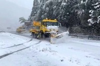 高速道路では雪氷作業車のうしろを走れ 画像