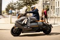 BMWモトラッド、新型電動スクーター『CE 04』発表…航続130km、価格は161万円 画像