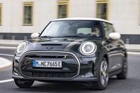 MINIのEV、JCWのグリーンで塗装…「Resolute Edition」を欧州発表 画像
