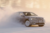 アウディの高性能電動SUVクーペ、改良新型は顔が変わる?…プロトタイプが雪上テスト 画像