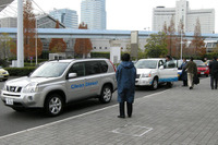 【エコプロダクツ08】エコカーの乗車体験は約30分待ち 画像