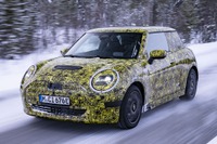 MINI ハッチバック 次期型、EVプロトタイプの写真…内燃エンジン車も設定へ<速報> 画像