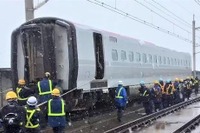 東北新幹線の脱線車両、4月2日頃に収容へ…秋田新幹線用E6系はすでに載線 福島県沖地震 画像