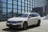 VWのPHEVワゴン『パサート GTE ヴァリアント』発売、バッテリー3割増強 年内供給は約50台のみ 画像