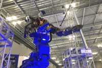 人型ロボットが高所作業…JR西日本が多機能鉄道重機を開発 2024年春に実用化へ 画像