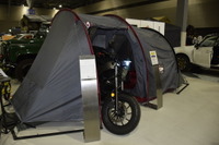 バイクを守る&一緒に寝られるテント:プロト…ビークルスタイル 画像