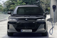 BMW 7シリーズ 新型、「M」は571馬力のPHV…欧州設定へ 画像
