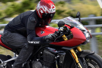 【トライアンフ スピードトリプル1200RR 試乗】「誰がこれ以上望む?」過去最速のカフェレーサー…鈴木大五郎 画像