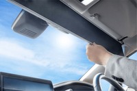 これからの季節、駐車中の日差し対策…ロールアップ式サンシェード 画像