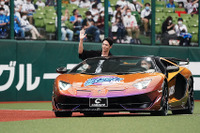 ランボルギーニ アヴェンタドール で玉木宏が登板! 圧巻の投球フォーム 画像