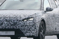 プジョー初のクーペSUVは「408クロス」? 気になるプロト車両を鮮明にスクープ 画像