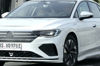 VWセダンの歴史が動く…!新型電動セダンの室内空間は『フェートン』並み、デビューは2023年か 画像