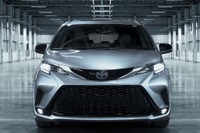 米トヨタ、全車ハイブリッドのミニバンに25周年記念車設定…『シエナ』2023年型 画像