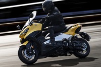 ヤマハ TMAX560 改良新型、バネ下重量低減でスポーツ性能向上…ナビ対応TFTメーターも新採用 画像