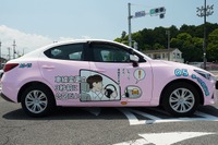 「学べる教習車」が走行開始、運転のコツを描いたラッピング 画像