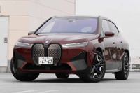 【BMW iX 新型試乗】約1400万円でも納得、新鮮さを味わえるEVだ…中村孝仁 画像