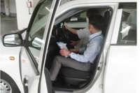 路線バスの運転手がペーパードライバーに運転を指南 東急バス 画像