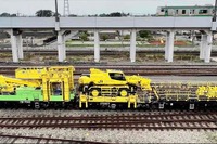 新幹線の電柱をコンクリートから鋼管へ…電柱建替えに専用作業車 画像
