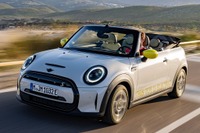 MINIのEVに1台限りのオープン、航続は230km…米国で初公開 画像