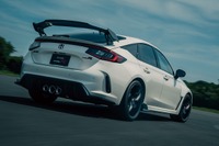 【ホンダ シビックタイプR 新型】カーボン製テールゲートスポイラーなど、純正アクセサリーを一部公開 画像