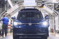 VW、米国でEV生産を開始…SUV『ID.4』がラインオフ 画像