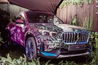 BMW X1 新型のEV「iX1」に、アートカーが早くも登場 画像