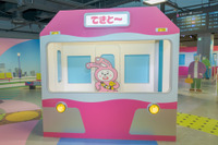 ぐねぐねした電車が会場を横切り、車内にもなんだか変な展示が…てきと~な鉄道展 画像