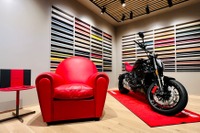 世界限定500台のドゥカティはシートが特別! ポルトローナ・フラウとコラボした『XDiavel Nera』 画像