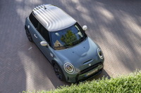 MINIに「マルチトーン」仕様、ルーフにグラデーション…欧州発表 画像