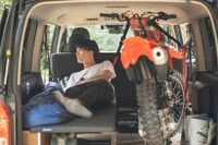 キャラバンの車中泊を快適に、オフロードバイク用品メーカーが各種アイテムを開発 画像
