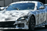 フェラーリ最後のV12エンジン搭載車か? 新型スーパーカーを初スクープ 画像
