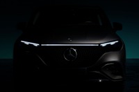 メルセデスベンツの新型EV『EQE SUV』、ティザー 10月16日に新型を発表予定 画像