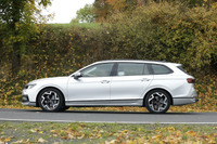 3シリーズに似ている? VW『パサート』次期型、シルバーボディでデザイン鮮明に 画像