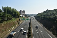 高速道路で車線維持装置が作動する上限速度を引き上げへ 画像