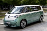 VWのEVミニバン『ID.Buzz』、自動駐車や車線変更が可能に…欧州仕様 画像