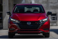 日産のコンパクトセダン、大胆チェンジ…『ヴァーサ』改良新型は12月に米国発売 画像