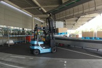 自動運転フォークリフトと自律走行搬送ロボットで「働き方改革」 画像