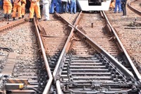 京成高砂駅の脱線事故で京成が陳謝---構内運転士の取扱いミスでポイントが損傷 画像