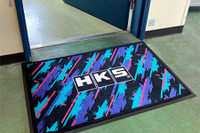オイルカラーのデザイン…だが、滑らないマット HKS 画像